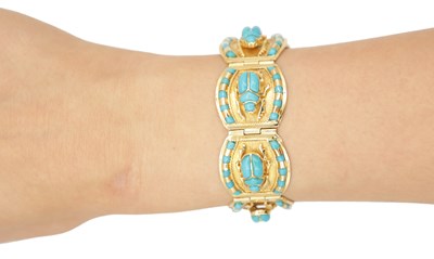Lot 324 - AN EGYPTIAN 18CT YELLOW GOLD AND TURQUOISE SET SCARAB BEETLE BRACELET