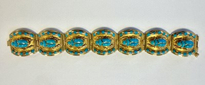 Lot 324 - AN EGYPTIAN 18CT YELLOW GOLD AND TURQUOISE SET SCARAB BEETLE BRACELET