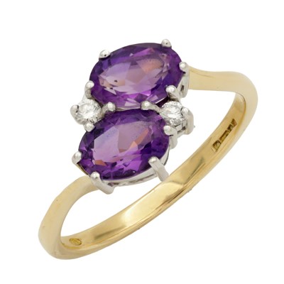 Lot 402 - A YELLOW GOLD AMETHYST AND DIAMOND LADIES DRESS RING
