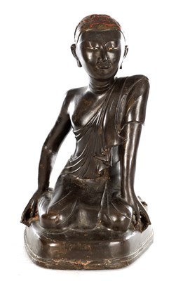 Lot 559 - A 19TH/20TH CENTURY THAI BRONZE FIGURE OF A SEATED BUDDHA