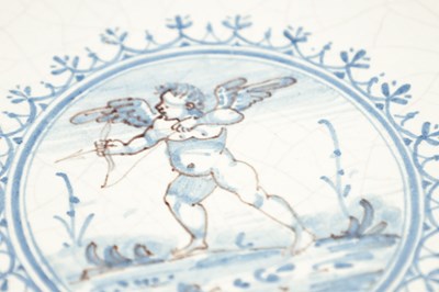 Lot 61 - AN 18TH CENTURY DELFTWARE TAZZA