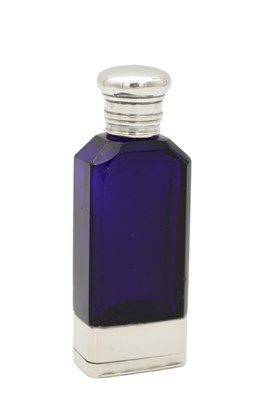 Lot 116 - A VICTORIAN SILVER MOUNTED BRISTOL BLUE GLASS COMBINED SMELLING SALTS BOTTLE/VINAIGRETTE