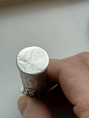 Lot 166 - A VICTORIAN SILVER MOUNTED GREEN GLASS PERFUME BOTTLE AND STOPPER