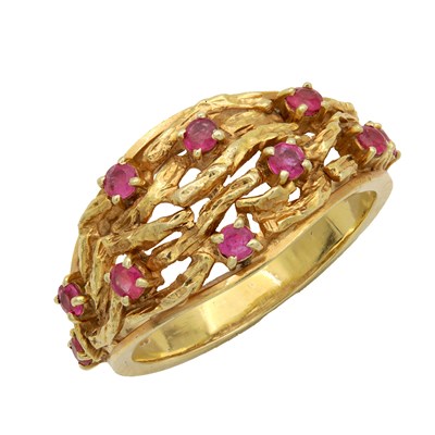 Lot 405 - A 14CT GOLD AND RUBY RING