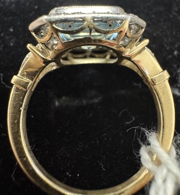 Lot 292 - A 14CT YELLOW GOLD AQUA MARINE AND DIAMOND RING