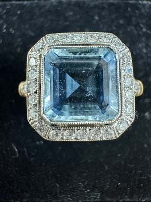 Lot 292 - A 14CT YELLOW GOLD AQUA MARINE AND DIAMOND RING