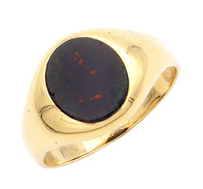 Lot 381 - A GENTLEMEN’S 18CT GOLD BLOODSTONE SIGNET RING