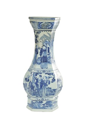 Lot 481 - A LARGE CHINESE KANGXI PERIOD BLUE AND WHITE PORCELAIN YEN YEN VASE