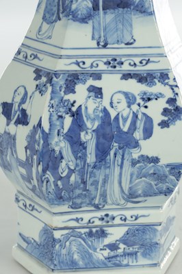 Lot 481 - A LARGE CHINESE KANGXI PERIOD BLUE AND WHITE PORCELAIN YEN YEN VASE