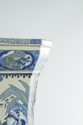 Lot 481 - A LARGE CHINESE KANGXI PERIOD BLUE AND WHITE PORCELAIN YEN YEN VASE