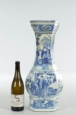 Lot 481 - A LARGE CHINESE KANGXI PERIOD BLUE AND WHITE PORCELAIN YEN YEN VASE