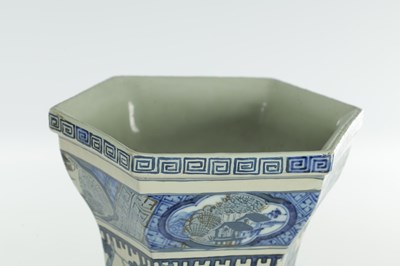 Lot 481 - A LARGE CHINESE KANGXI PERIOD BLUE AND WHITE PORCELAIN YEN YEN VASE