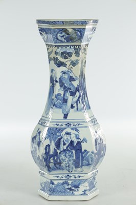 Lot 481 - A LARGE CHINESE KANGXI PERIOD BLUE AND WHITE PORCELAIN YEN YEN VASE