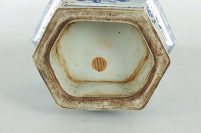 Lot 481 - A LARGE CHINESE KANGXI PERIOD BLUE AND WHITE PORCELAIN YEN YEN VASE