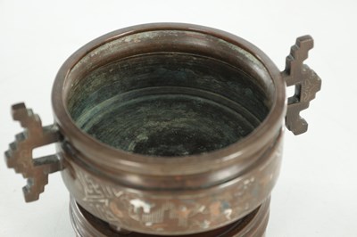 Lot 476 - A 19TH CENTURY INLAID SILVER BRONZE CHINESE CENSOR ON STAND