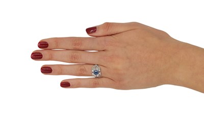 Lot 275 - AN 18CT WHITE GOLD SAPPHIRE AND DIAMOND RING