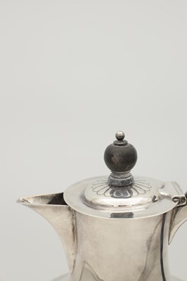 Lot 105 - A EDWARDIAN SHEFFIELD SILVER COFFEE POT