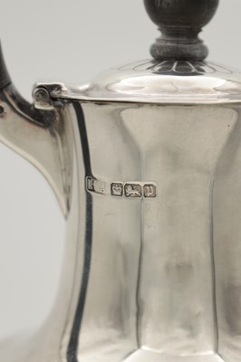 Lot 105 - A EDWARDIAN SHEFFIELD SILVER COFFEE POT