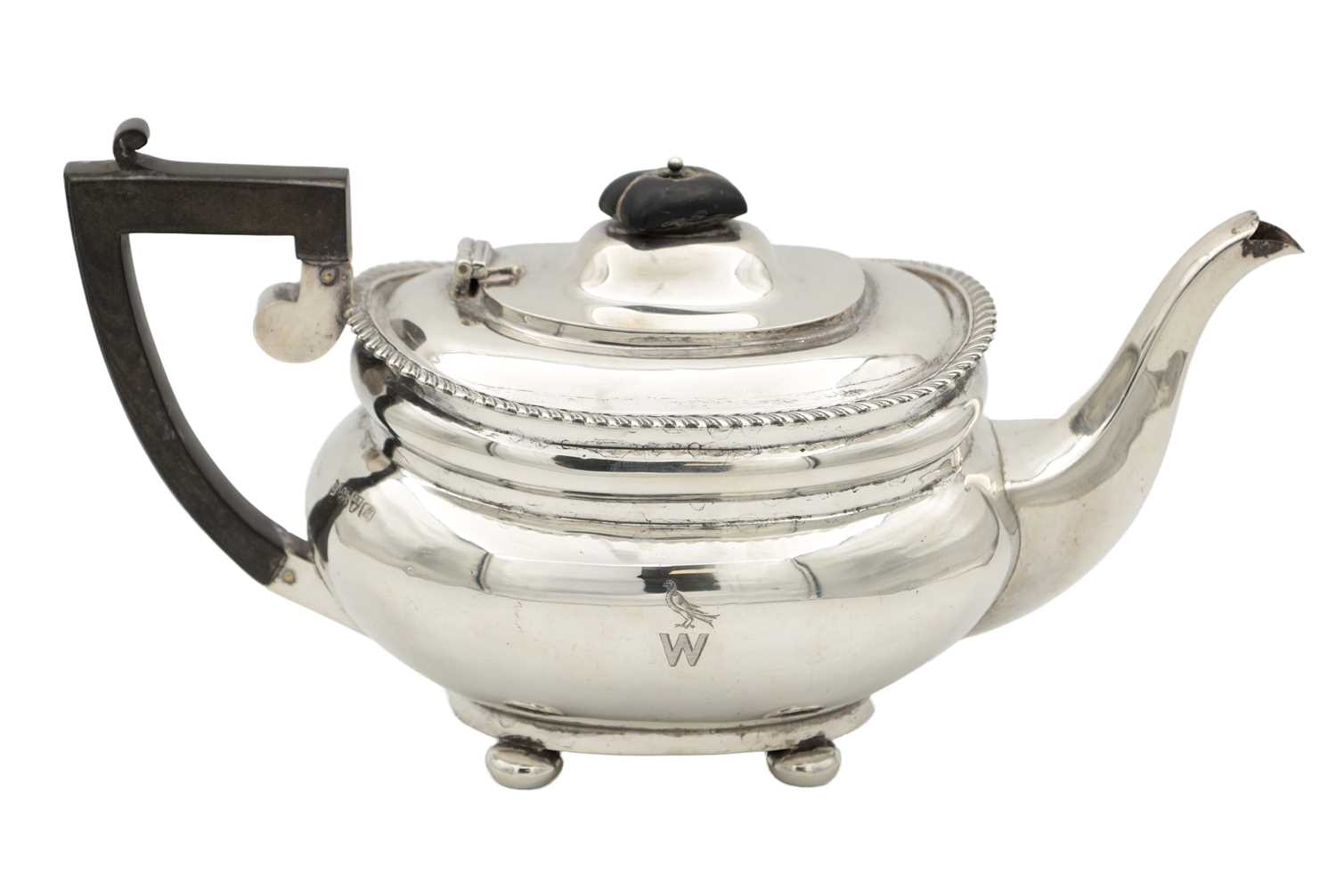 Lot 179 - AN EARLY 20TH CENTURY SILVER TEAPOT