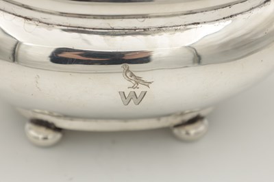 Lot 179 - AN EARLY 20TH CENTURY SILVER TEAPOT