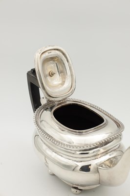 Lot 179 - AN EARLY 20TH CENTURY SILVER TEAPOT