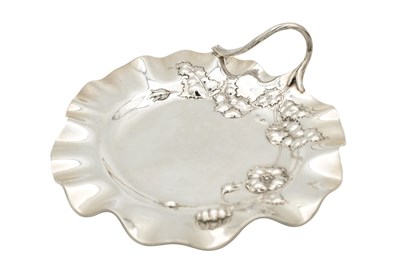 Lot 186 - AN EARLY 20TH CENTURY ART NOUVEAU CONTINENTAL SILVER DISH