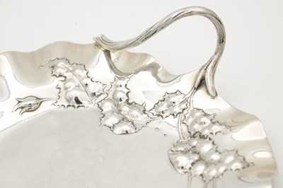 Lot 186 - AN EARLY 20TH CENTURY ART NOUVEAU CONTINENTAL SILVER DISH