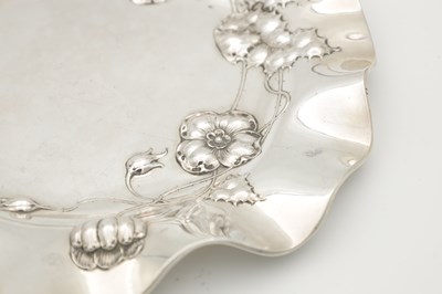 Lot 186 - AN EARLY 20TH CENTURY ART NOUVEAU CONTINENTAL SILVER DISH