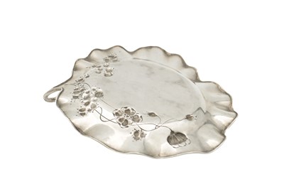 Lot 186 - AN EARLY 20TH CENTURY ART NOUVEAU CONTINENTAL SILVER DISH