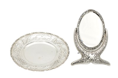 Lot 118 - TWO PIECES OF EARLY 20TH CENTURY ENGLISH SILVER