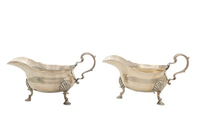 Lot 129 - A PAIR OF EDWARDIAN LONDON SILVER SAUCEBOATS BY MAPPIN & WEBB