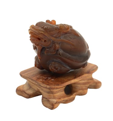 Lot 500 - A CHINESE HAND-CARVED AGATE SCULPTURE