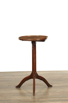 Lot 1489 - A PRIMITIVE 18TH CENTURY OAK TRIPOD TABLE