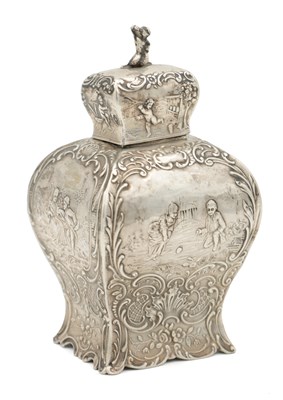 Lot 191 - AN EARLY 20TH CENTURY DUTCH SILVER BOMBE TEA CADDY