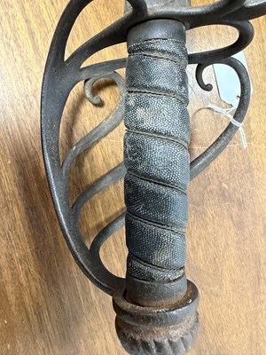 Lot 610 - AN 18TH CENTURY 1788 PATTERN HEAVY CAVALRY OFFICERS' SWORD