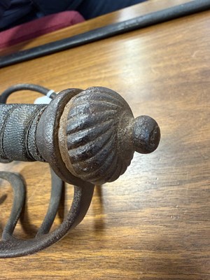 Lot 610 - AN 18TH CENTURY 1788 PATTERN HEAVY CAVALRY OFFICERS' SWORD