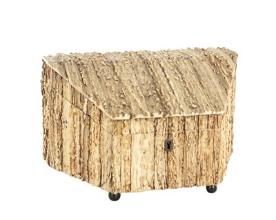 Lot 484 - AN ANGLO-INDIAN VIZAGAPATAM STAG HORN STATIONARY BOX