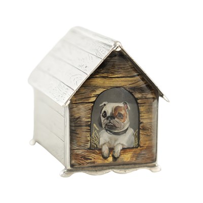 Lot 126 - AN EARLY 20TH CENTURY SILVER NOVELTY DOG KENNEL VESTA CASE