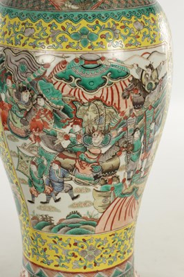 Lot 536 - A LARGE 19TH CENTURY CHINESE FAMILLE VERTE VASE AND COVER