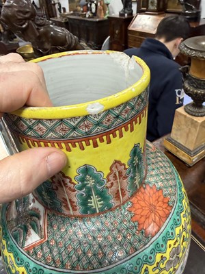 Lot 536 - A LARGE 19TH CENTURY CHINESE FAMILLE VERTE VASE AND COVER