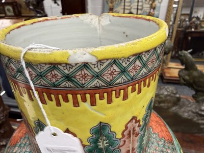 Lot 536 - A LARGE 19TH CENTURY CHINESE FAMILLE VERTE VASE AND COVER