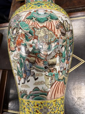 Lot 536 - A LARGE 19TH CENTURY CHINESE FAMILLE VERTE VASE AND COVER