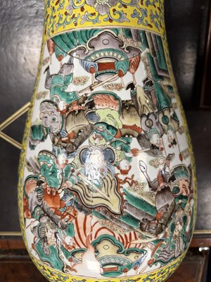 Lot 536 - A LARGE 19TH CENTURY CHINESE FAMILLE VERTE VASE AND COVER