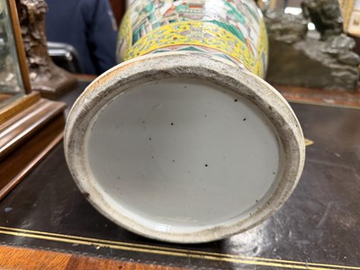 Lot 536 - A LARGE 19TH CENTURY CHINESE FAMILLE VERTE VASE AND COVER