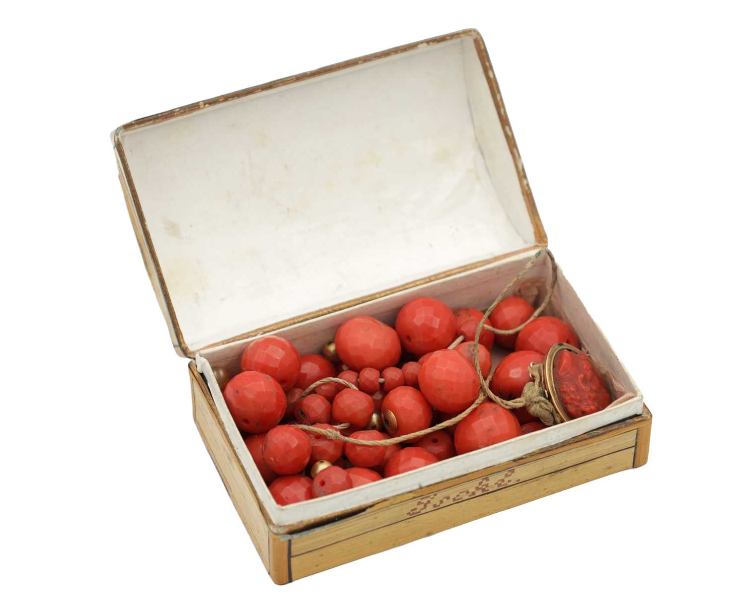 Lot 370 - A 19TH CENTURY ITALIAN CORAL BEAD NECKLACE
