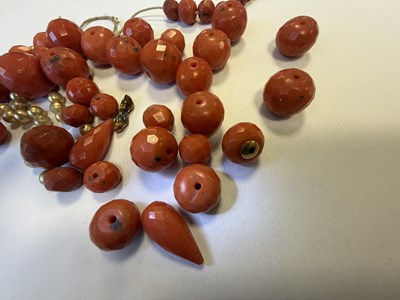 Lot 370 - A 19TH CENTURY ITALIAN CORAL BEAD NECKLACE