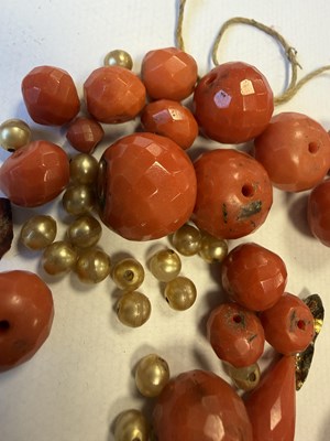 Lot 370 - A 19TH CENTURY ITALIAN CORAL BEAD NECKLACE