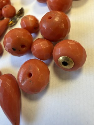 Lot 370 - A 19TH CENTURY ITALIAN CORAL BEAD NECKLACE