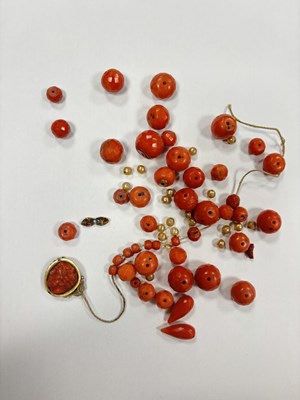 Lot 370 - A 19TH CENTURY ITALIAN CORAL BEAD NECKLACE