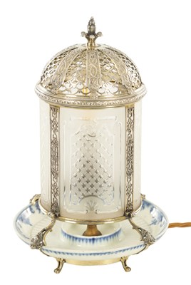Lot 192 - AN EARLY 20TH CENTURY FRENCH SILVER GILT AND GLASS TABLE LAMP